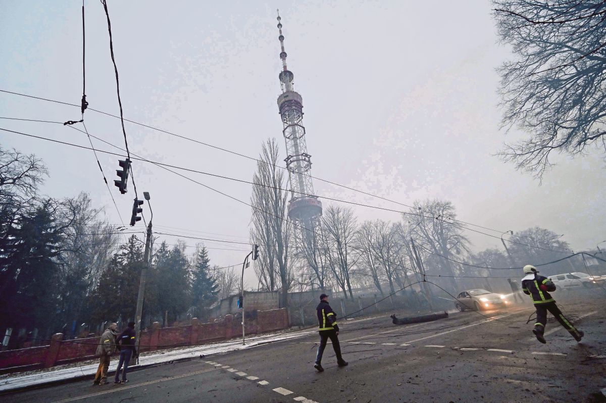 BOMBA dikejarkan ke sebuah menara pemancar televisyen yang dibom tentera Rusia. FOTO AFP 