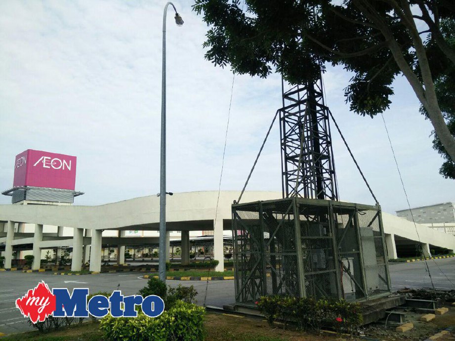 Menara telekomunikasi yang didakwa dibina tanpa kelulusan di Pusat Perniagaan Manjung Point 3, Seri Manjung.  FOTO Noor Hidayah Tanzizi