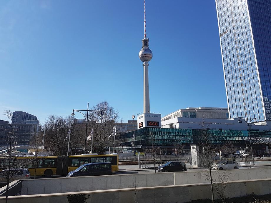 MENARA TV  di Alexanderplatz sebagai mercu tanda. 