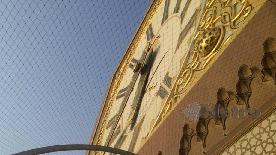 Muka jam menara seberat 36,000 tan manakala jarum jam dan minit bersalut emas 24 karat. FOTO Yusri Abdul Malek