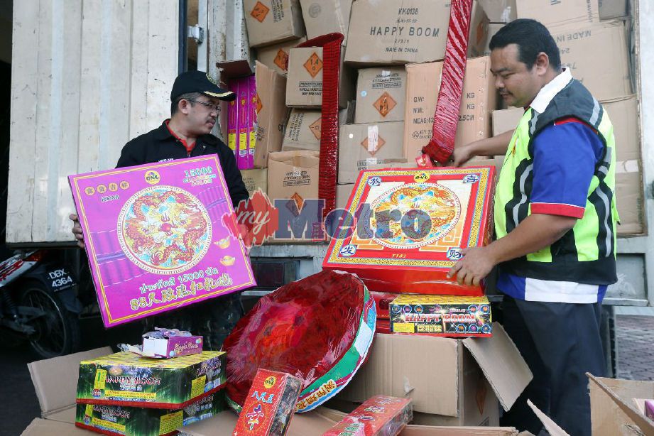 Mohd Asri (kiri) bersama anggotanya menunjukkan sebahagian 180 kotak mengandungi pelbagai jenis mercun dan bunga api pada sidang media di pejabat AKSEM negeri, Kota Bharu. FOTO Zaman Huri Isa 