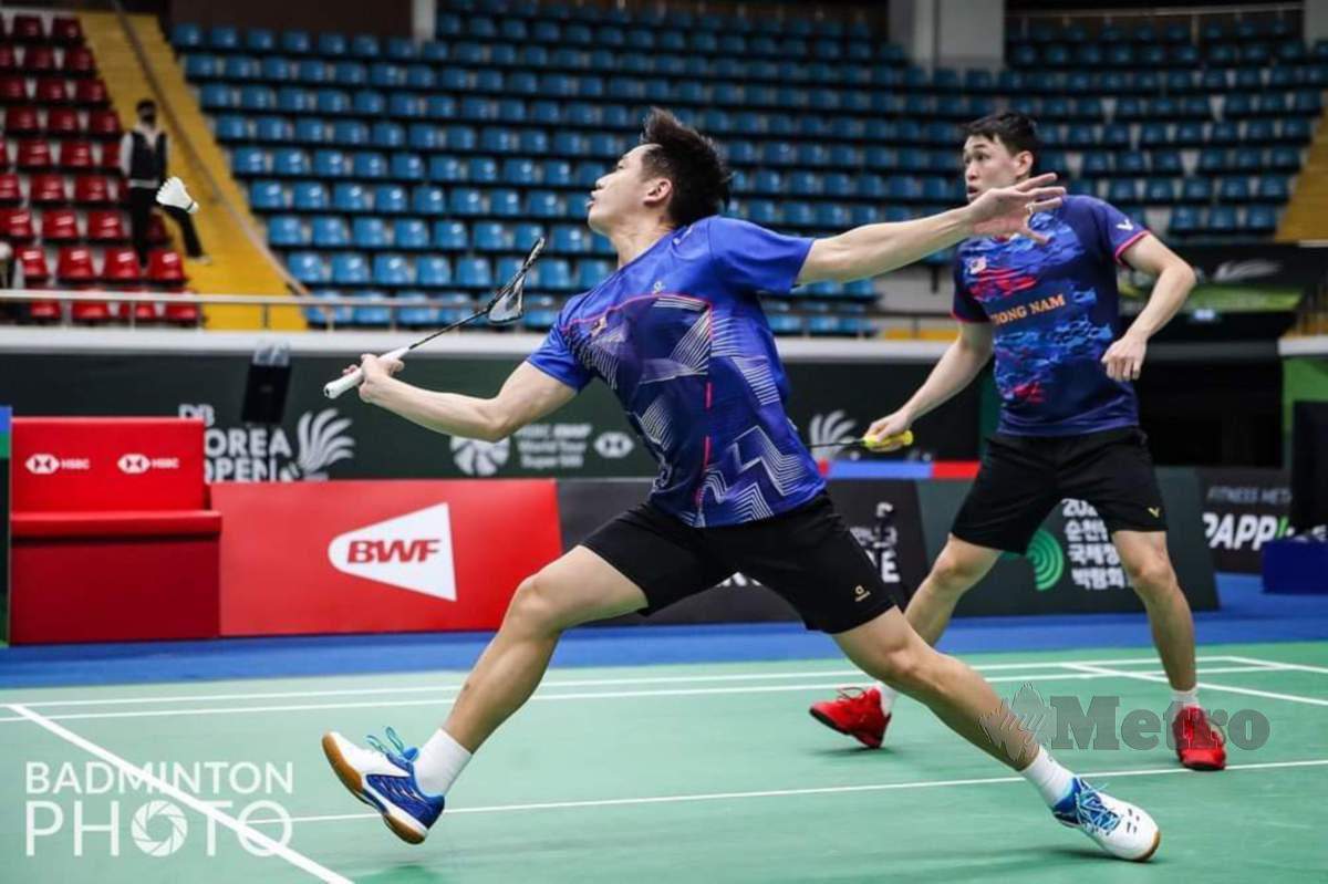 WEE Kiong (kiri) dan Kian Meng mara ke pusingan kedua Masters Korea. FOTO Ihsan Persekutuan Badminton Dunia