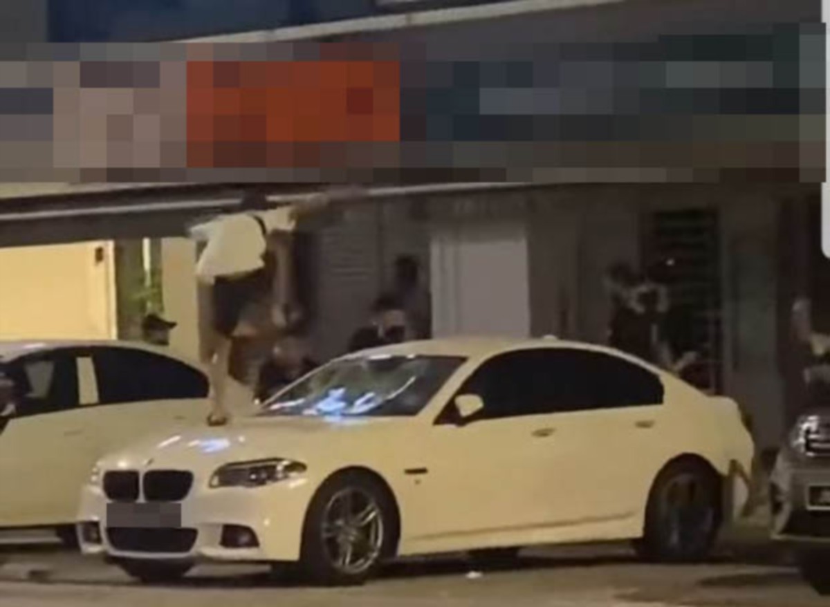 TANGKAP layar rakaman video menunjukkan sekumpulan lelaki merusuh dan melakukan khianat pecah cermin kereta terhadap beberapa kereta yang diparkir di tepi Jalan Radin Bagus, Sri Petaling, Kuala Lumpur yang tular di media sosial. FOTO IHSAN PEMBACA