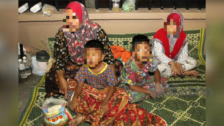 NOR Fatihah bersama tiga anaknya ditemui di Perkarangan Padang Bank, Kota Bharu.  FOTO Nik Abdullah Nik Omar