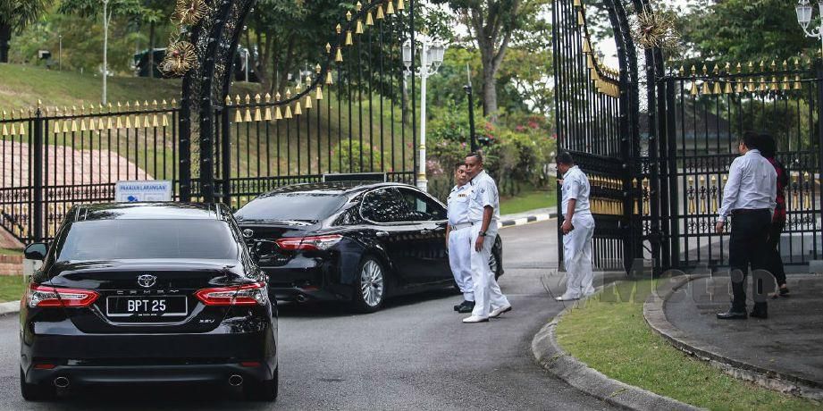 KENDERAAN yang membawa empat ADUN Selangor menghadap Sultan Selangor, Sultan Sharafuddin Idris Shah di Istana Bukit Kayangan, Shah Alam. FOTO Sairien Nafis 