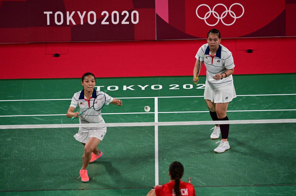 Aksi beregu wanita negara Mei Kuan (kiri) dan Meng Yean ketika mengatasi wakil Britain di Sukan Olimpik Tokyo. FOTO AFP