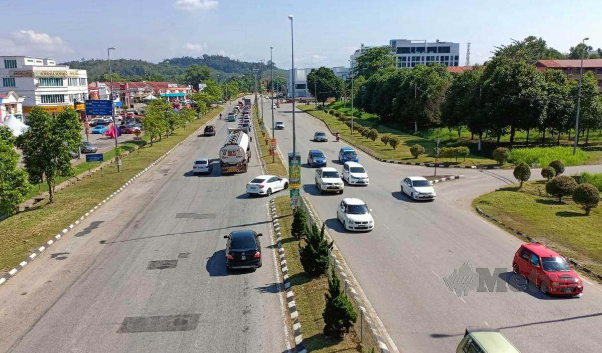 LALUAN trafik di jalan Gua Musang - Kuala Krai lancar. FOTO Paya Linda Yahya