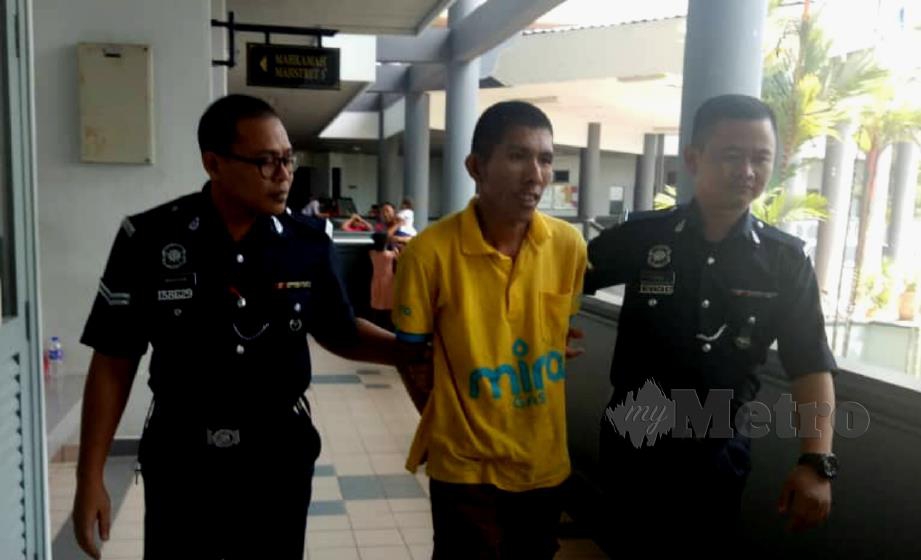 TERTUDUH dibawa polis selepas Mahkamah Majistret mengarahkannya jalani pemeriksaan psikiatri. FOTO Nurul Fhatihah Zakinan.
