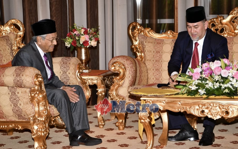 YANG di-Pertuan Agong Sultan Muhammad V menerima menghadap Perdana Menteri Tun Dr Mahathir Mohamad (kiri) di Istana Negara, Kuala Lumpur, hari ini. FOTO Bernama 