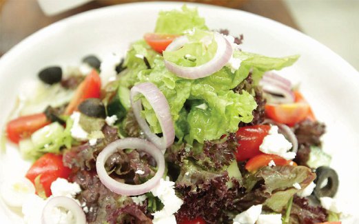 GREEK Salad hidangan sihat yang menyelerakan.