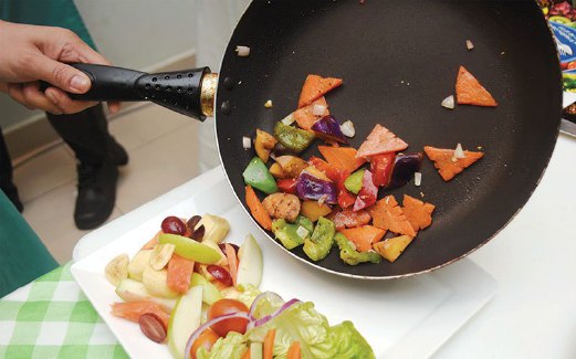 9. SELEPAS bahan sayuran siap ditumis, hidangkan ia di atas pinggan yang mengandungi buah-buahan.