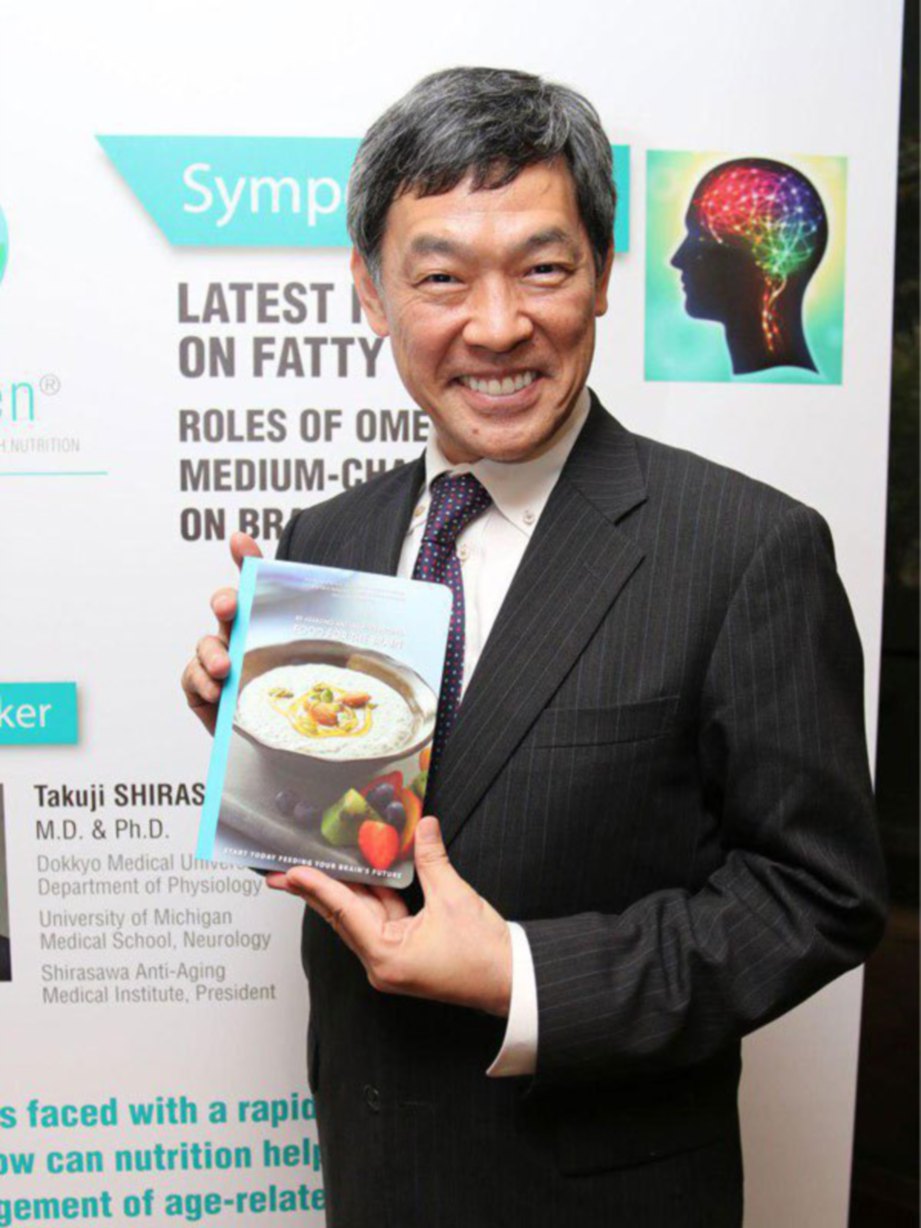 PROF Shirasawa bersama buku Food for the Brain yang menyediakan resipi sihat untuk kesihatan otak.