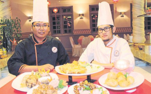 CEF Kelvin (kiri) dan Cef Muhammad Firdaus bersama menu istimewa Restoran JT.