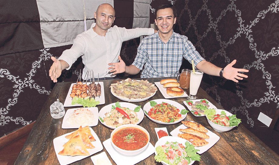 RUSLAN (kanan) dan abangnya Daniyar menunjukkan hidangan tradisional Kazakhstan yang disediakan.SAIFULLIZAN TAMADI