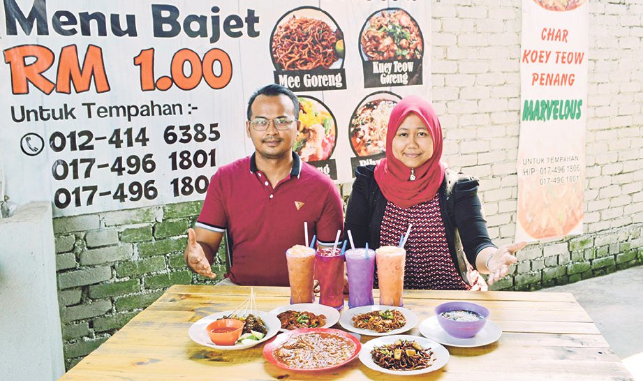 MOHD Hafis dan isterinya menunjukkan menu makanan bajet serendah RM1.