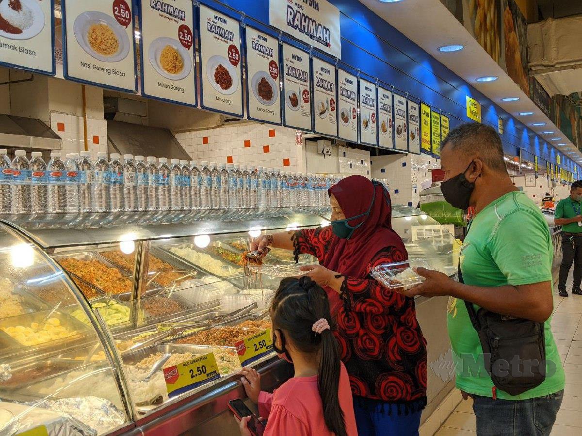Orang ramai membeli Menu Rahmah di Mydin Wholesale Hypermarket Bukit Jambul. FOTO ZUHAINY ZULKIFFLI