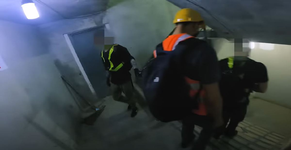 Wright dan tiga rakannya menyamar sebagai pekerja pembinaan untuk menyelinap masuk ke Merdeka 118. FOTO Youtube Driftershoots