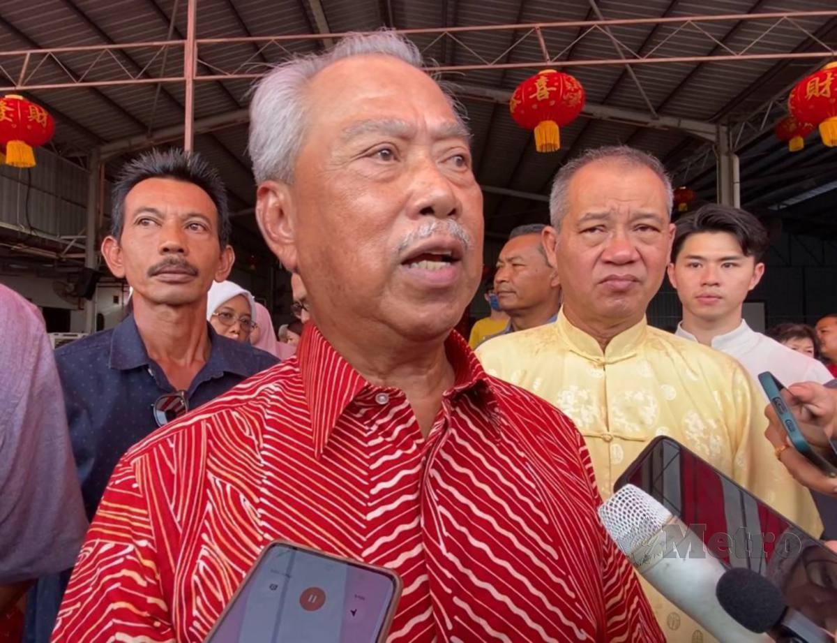 MUHYIDDIN ketika ditemui selepas sambutan Tahun Baharu Cina Parlimen Pagoh di Bukit Pasir, hari ini. FOTO Alias Abd Rani