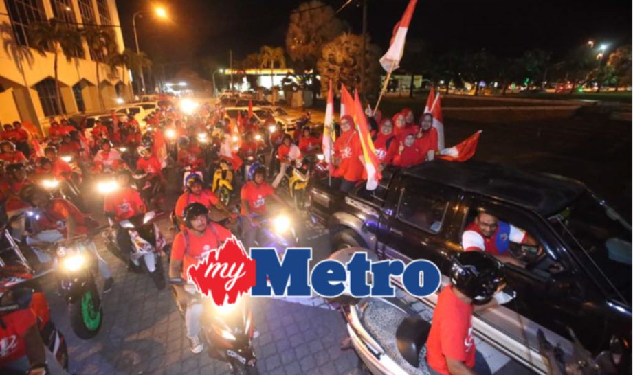 SEBAHAGIAN peserta larian bendera UMNO menerima taklimat daripada Ketua Penerangan UMNO Bahagian Indera Mahkota, Hamdie Basri ketika berkumpul di Padang MPK 2 , Kuantan. FOTO Mohd Yusni Ariffin 