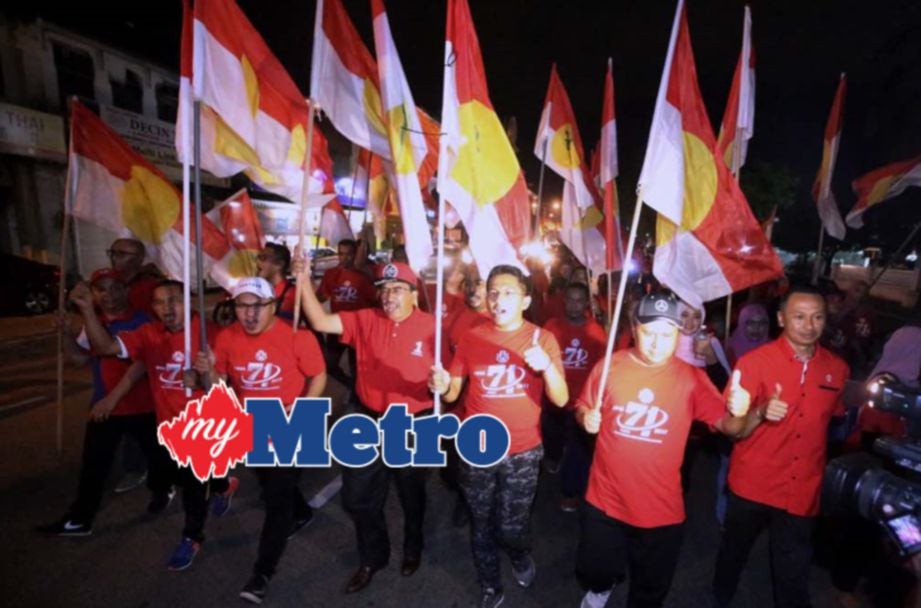 KETUA UMNO Bahagian Indera Mahkota, Datuk Mustaffar Kamal Ab Hamid (empat kiri) mengetuai larian bendera UMNO di majlis penyerahan bendera larian dari UMNO Indera Mahkota kepada UMNO Kuantan sempena program larian bendera UMNO zon pantai timur sambutan ulang tahun UMNO ke 71 di Pekarangan  Bangunan  UMNO Kuantan. FOTO Mohd Yusni Ariffin