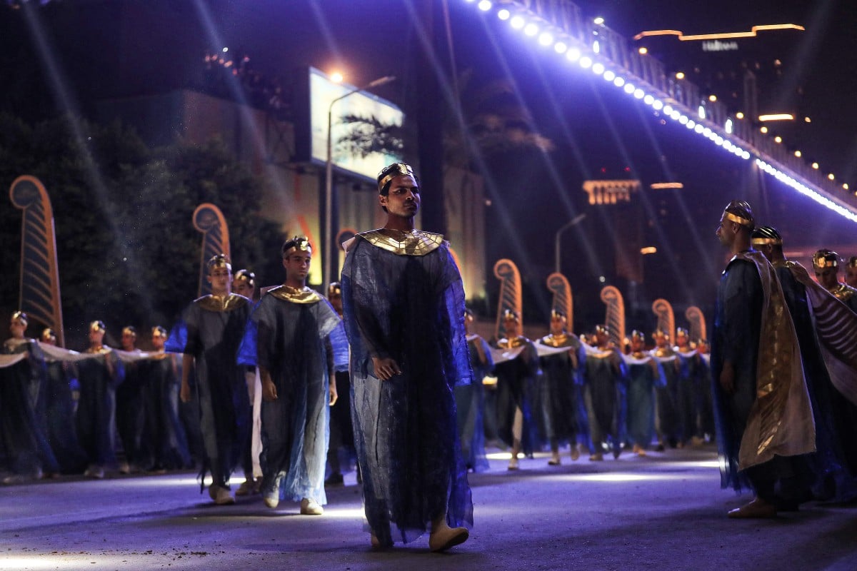ANTARA peserta perarakan memakai kostum zaman kuno Mesir. FOTO AFP 