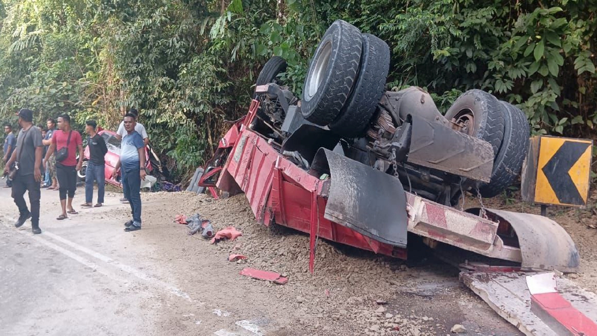 LORI pasir yang terbalik selepas terbabit dalam kemalangan dengan sebuah kereta Perodua Kenari di Kilometer 29, Jalan Kuala Nerang, Padang Sanai-Sintok. FOTO Ihsan BOMBA