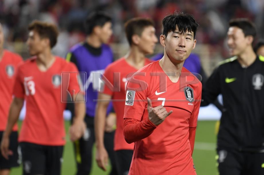 SON meraikan kejayaan selepas Korea Selatan selesa menewaskan China 2-0. FOTO/AFP
