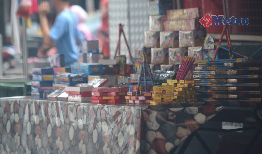 TINJAUAN penjualan bunga api dan mercun sekitar Pasar Chow Kit. FOTO Nurul Shafina Jemenon