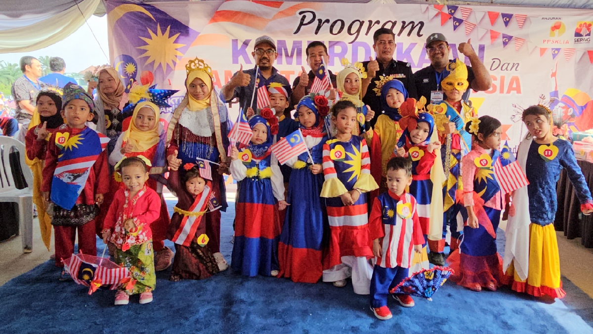 Mohd Saifulrizam (belakang kiri) dan Gun (belakang dua dari kiri) bersama peserta cilik yang menyertai pertandingan Busana Jalur Gemilang Kanak-Kanak Kemerdekaan 2023. FOTO Ihsan PPSKLIA