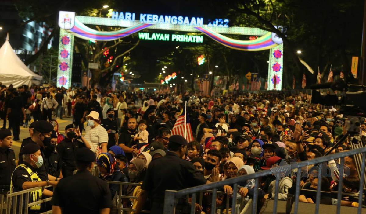KEADAAN suasana awal pagi ketika sambutan Hari Kebangsaan 2022 dengan tema 'Keluarga Malaysia Teguh Bersama' di Dataran Merdeka. FOTO Aswadi Alias