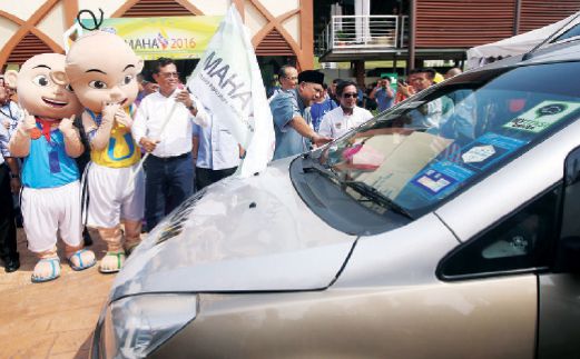 AHMAD Shabery bersama maskot Upin Ipin ketika pelepasan teksi MAHA 2016.