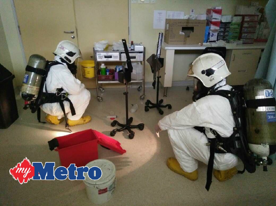 Anggota HAZMAT membersihkan tumpahan merkuri di bilik unit kecemasan di Hospital Tuaran. FOTO Ihsan Bomba 