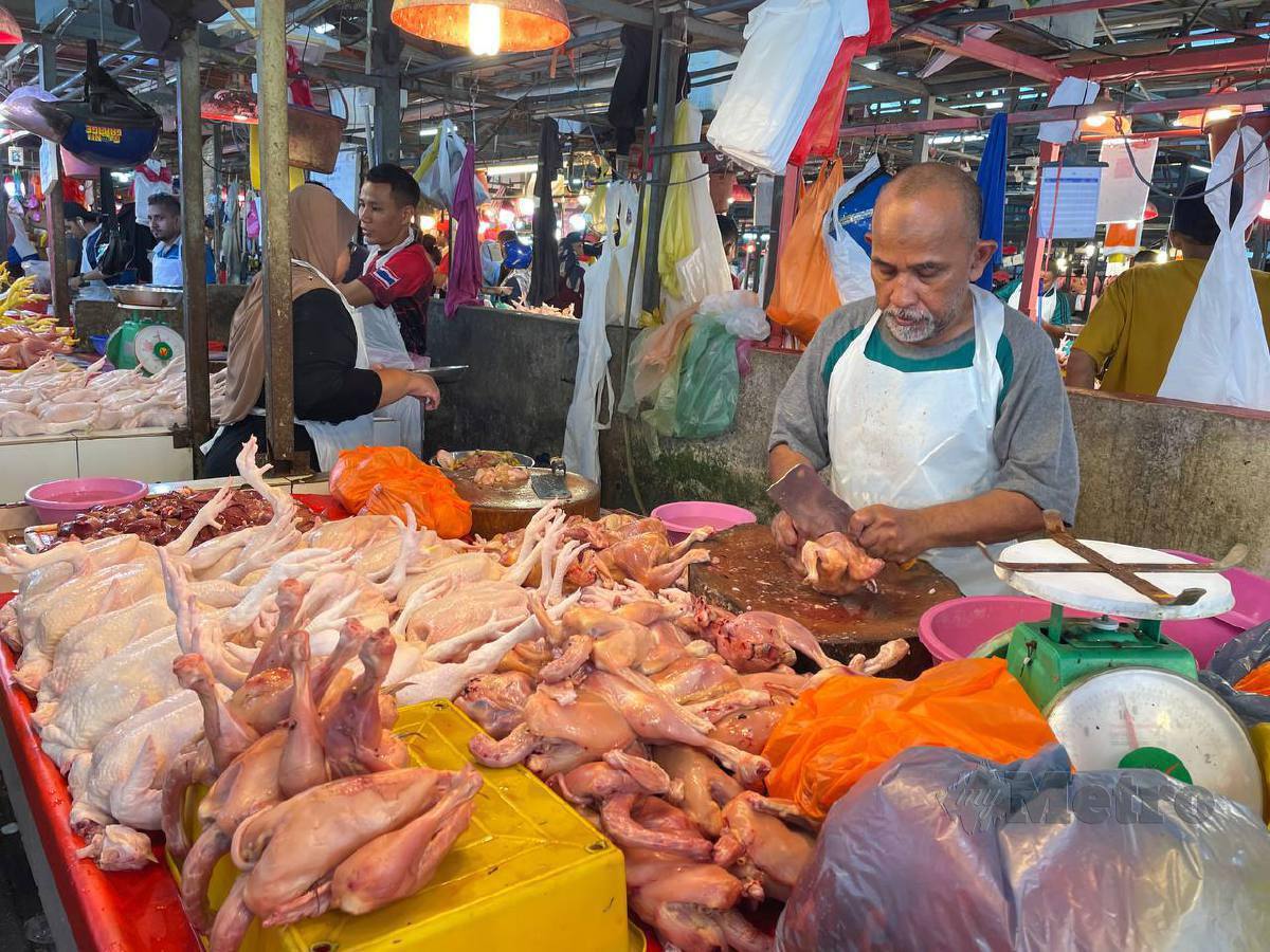 PENIAGA ayam, Harun Awang, 61, mengakui berlakunya kenaikan harga ayam beberapa kali sejak sebelum puasa. FOTO Mohammad Khairil Ashraf Mohd Khalid