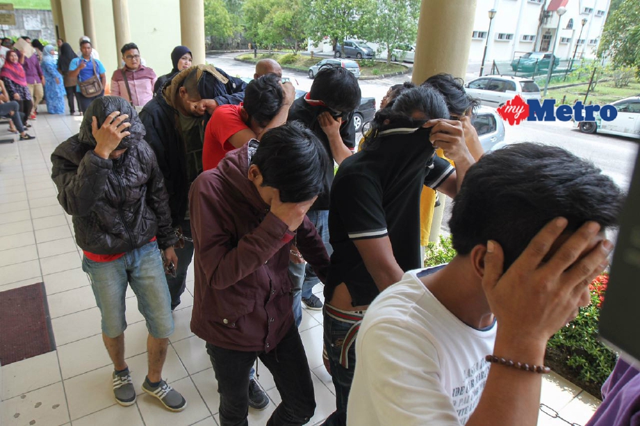 Sebahagian daripada 12 individu yang dituduh merusuh selepas perlawanan bola sepak antara Selangor dan Perak di Stadium Selayang pada 4 Mac lalu. FOTO Hafiz Sohaimi 