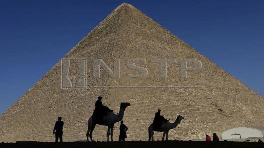 Mendaki piramid kesalahan di Mesir. FOTO AFP 