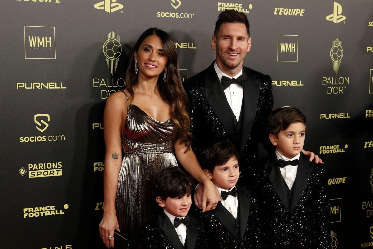 Messi bersama isteri, Antonela Roccuzzo dan anaknya, Thiago, Matteo dan Ciro yang hadir pada majlis Ballon d'Or. FOTO EPA