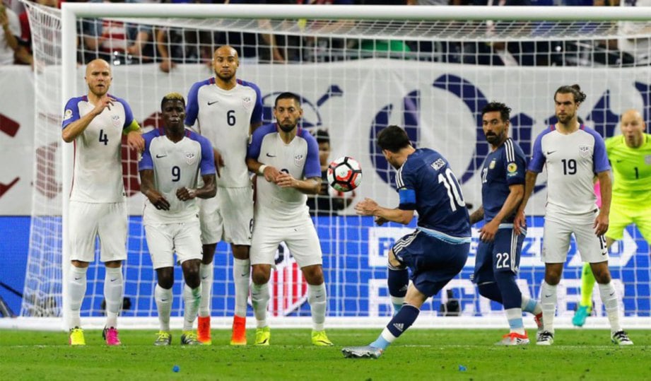 MESSI (tengah) menjaringkan gol ketika menentang Amerika Syarikat.