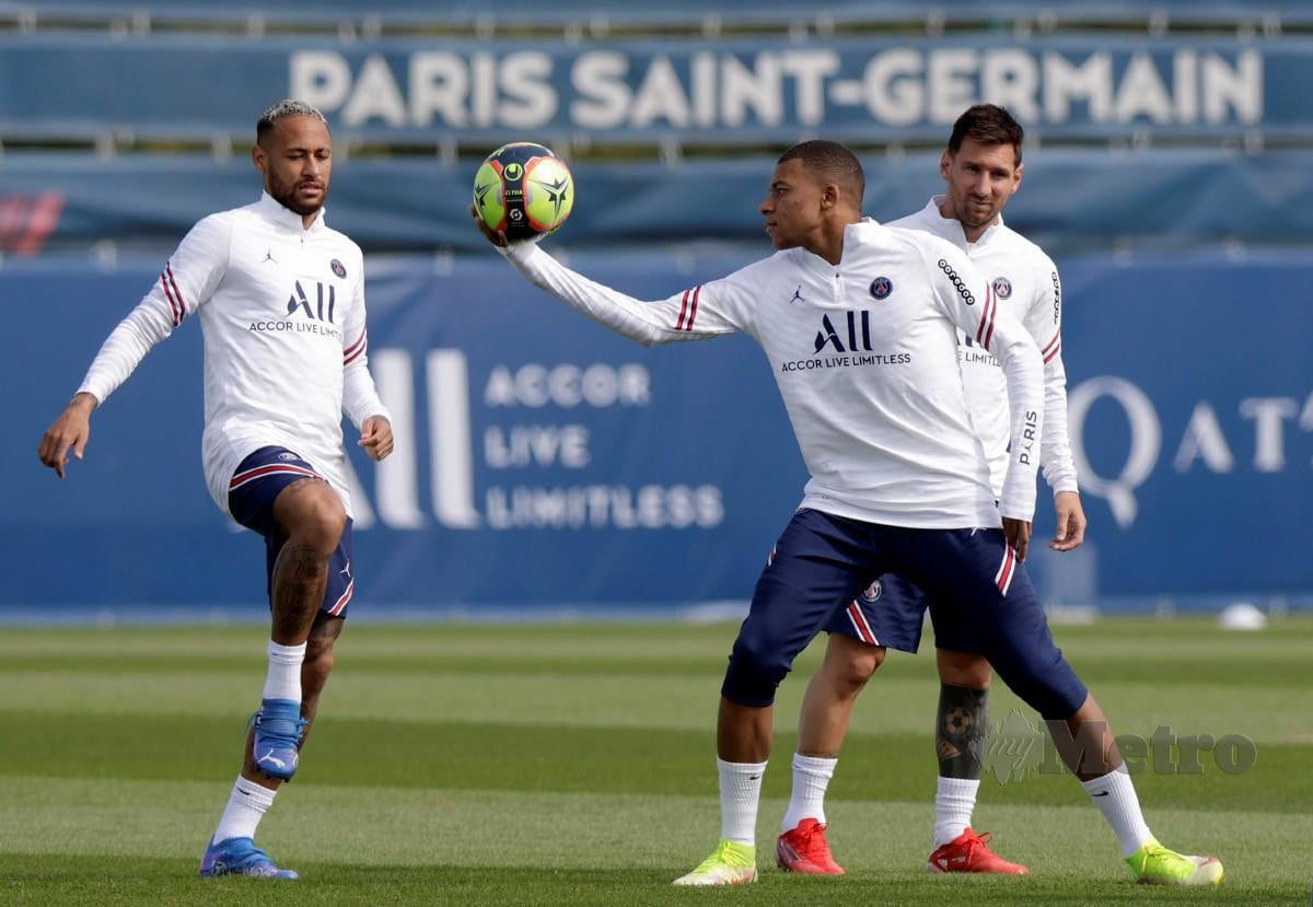 NEYMAR (kiri), Mbappe dan Messi (kanan) pada sesi latihan di pusat latihan Saint-Germain dekat Paris. FOTO EPA