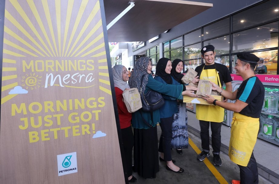 AADRIN (kanan) memperkenalkan menu terbaru yang ditawarkan di stesen minyak Petronas Sri Hartamas.