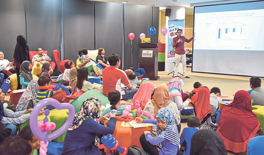 DR Muhammad bercakap mengenai topik tumbesaran kepada ibu bapa dan kanak-kanak yang hadir.