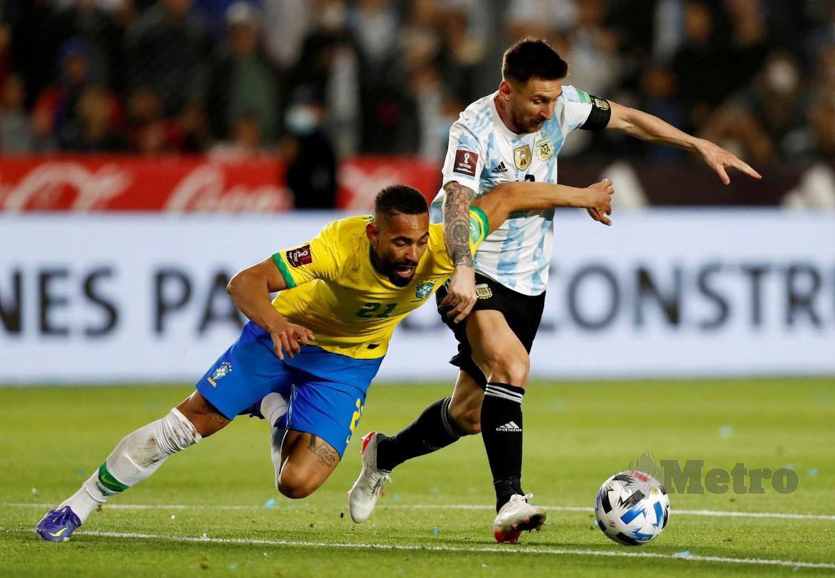 MESSI (kanan) tonggak utama Argentina di Piala Dunia Qatar. FOTO Reuters