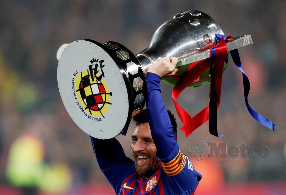 KAPTEN Barcelona, Lionel Messi menjulang trofi La Liga dua minggu lalu. — FOTO Reuters