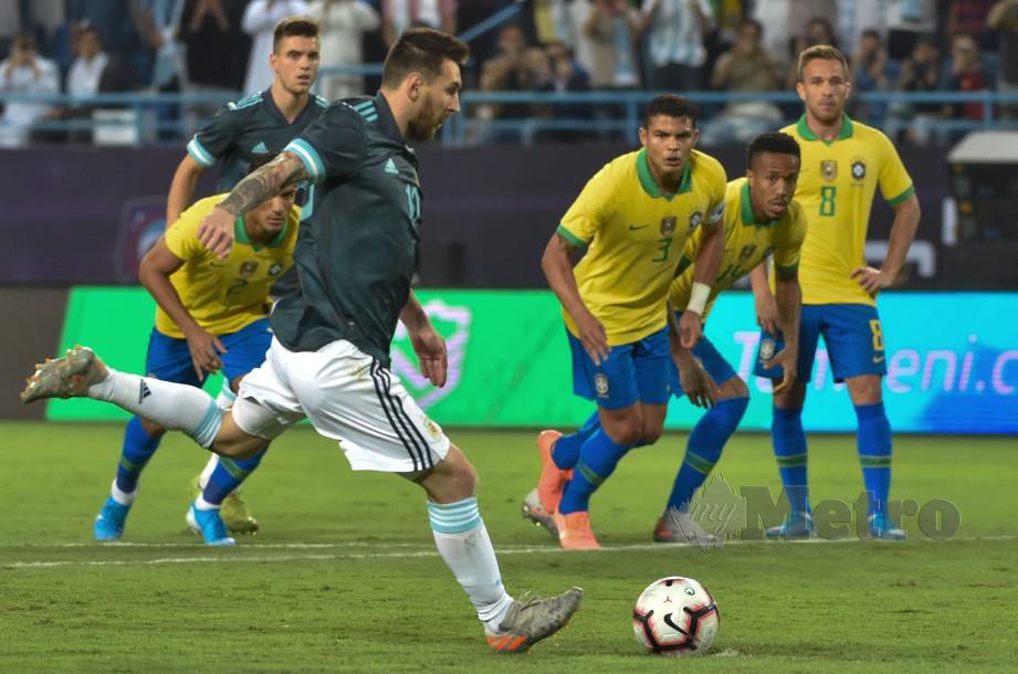 MESSI mengambil sepakan penalti menentang Brazil di Riyadh, awal pagi tadi. — FOTO AFP