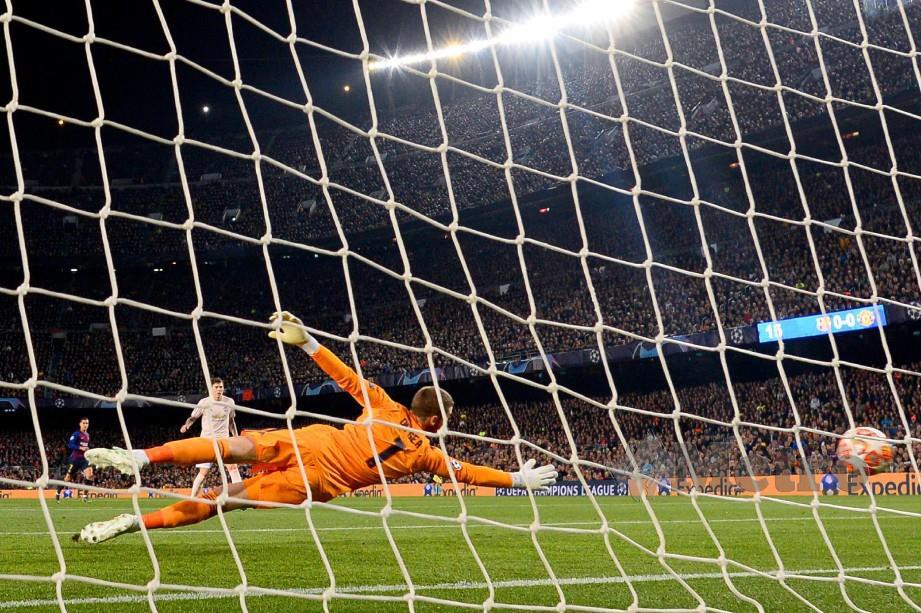 PENJAGA gol United, David De Gea tidak mampu menyekat percubaan Messi yang menerjah jaring. — FOTO AFP