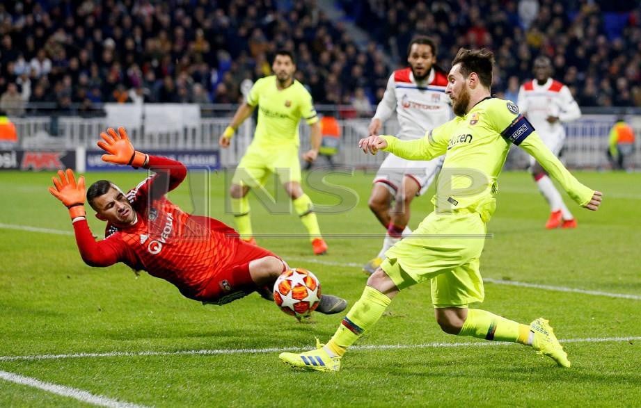 MESSI (kanan) gagal menewaskan penjaga gol Lyon, Anthony Lopes di Stadium Groupama, awal pagi tadi. - FOTO Reuters