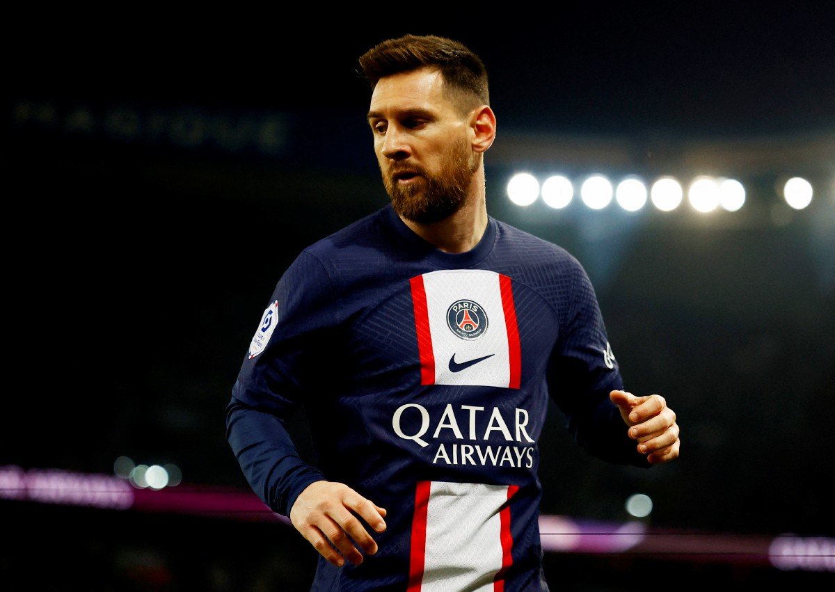 REAKSI Messi ketika perlawanan bertemu Lyon. FOTO Reuters