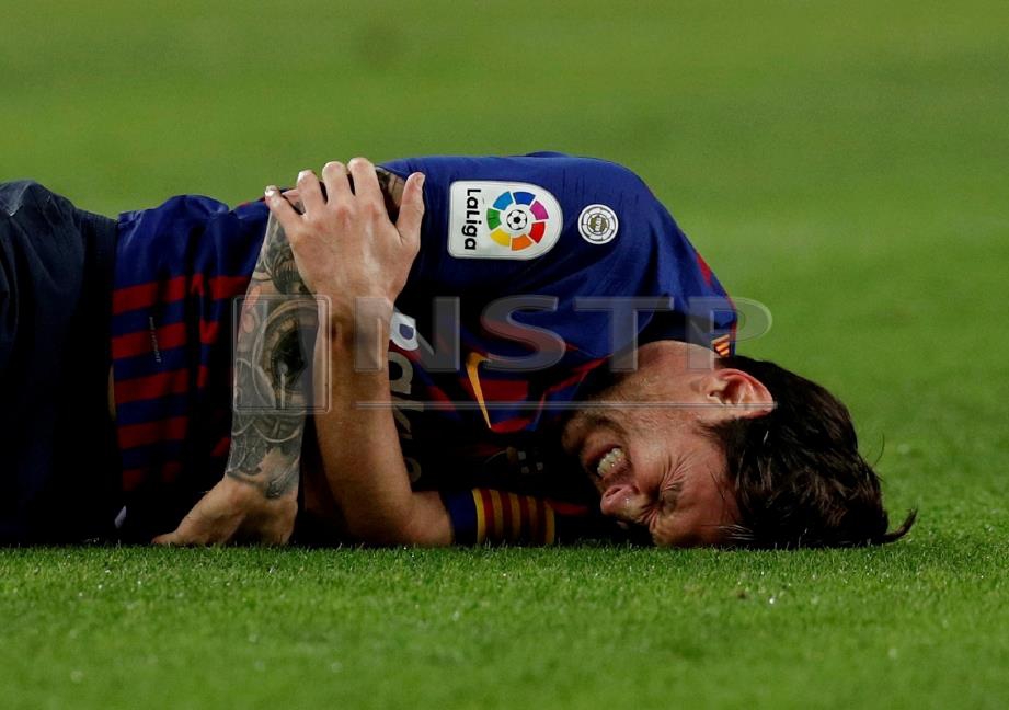 MESSI cedera ketika aksi Barca menentang Sevilla Sabtu lalu. FOTO/AFP 