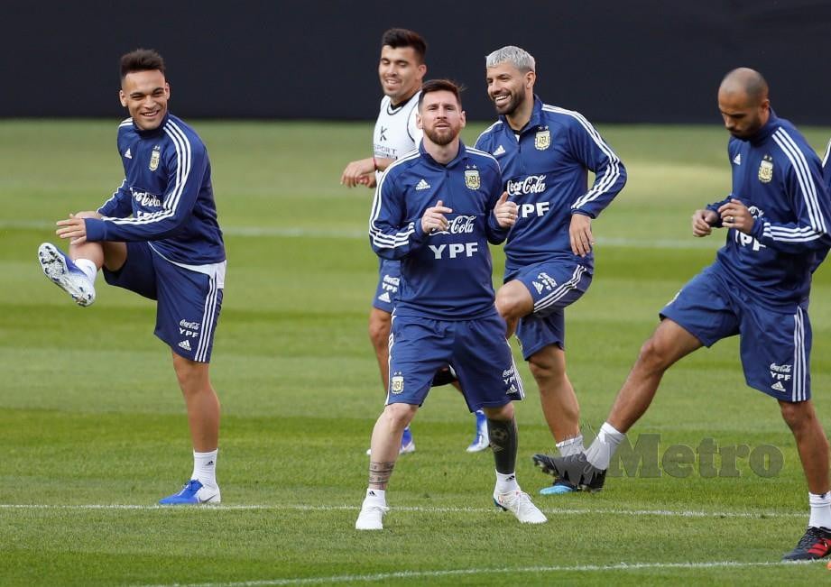 MESSI (tengah) berlatih dengan rakan sepasukannya di Stadium Beira Rio, Porto Alegre. — FOTO Reuters