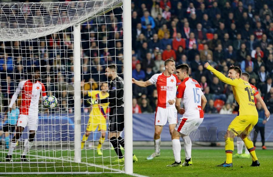 OLAYINKA (kiri) kelihatan kecewa apabila menjaringkan gol sendiri. — FOTO Reuters