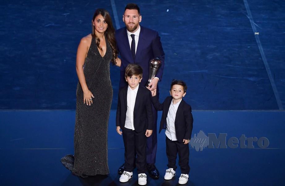 MESSI bergambar dengan isteri Antonella Roccuzzo Messi dan dua anak selepas memenangi anugerah pemain terbaik FIFA di Milan, awal pagi tadi. — FOTO AFP